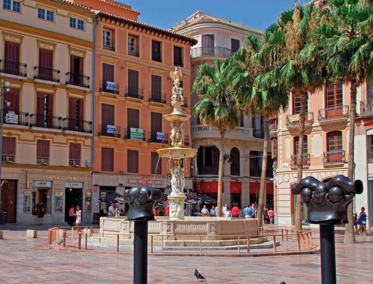 Embárcate en un viaje de descubrimiento por la Plaza de la Constitución de Málaga y sus monumentos